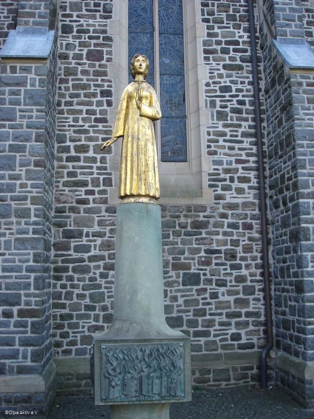 Agatha Statue